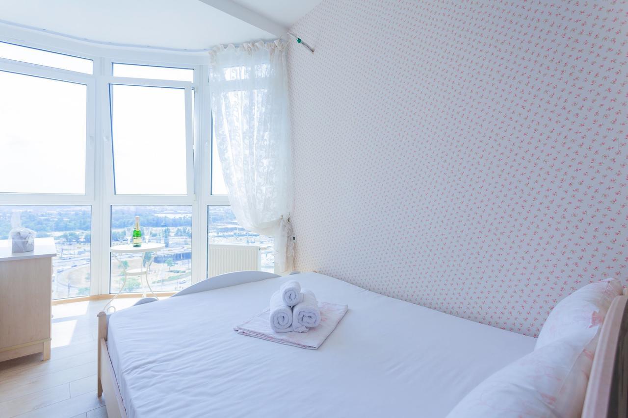 Stylish Views Apartments In The Parasol. Parus .Obolonskaya Embankment Kiev Buitenkant foto